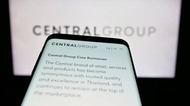 Stuttgart, Almanya - 05-03-2025: Tay şirketi Central Group 'un web sayfası logo önünde ekranda. Telefon ekranının sol üst kısmına odaklan.