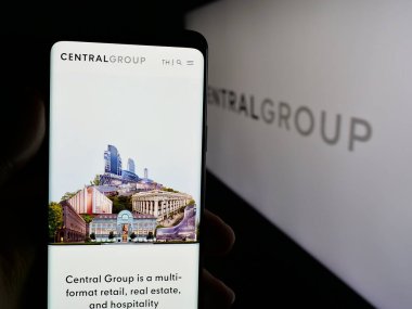 Stuttgart, Almanya - 05-03-2025: Tay şirketi Central Group 'un web sayfası olan cep telefonu logosu önünde ekranda. Telefon ekranının merkezine odaklan.