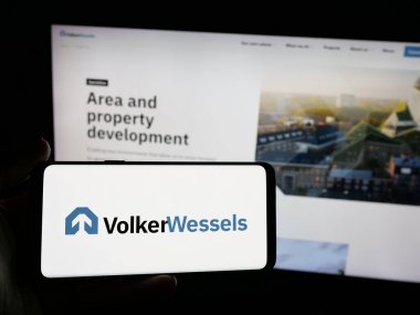 Stuttgart, Almanya - 05-03-2025: Hollandalı firma Koninklijke VolkerWessels B.V. 'nin logosunu taşıyan kişi web sitesinin önünde ekranda. Telefon ekranına odaklan.