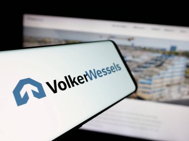 Stuttgart, Almanya - 05-03-2025: Hollandalı Koninklijke VolkerWessels B.V. şirketinin logosuna sahip akıllı telefon web sitesinin önünde ekranda. Telefon ekranının merkez soluna odaklan.