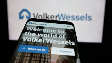 Stuttgart, Almanya - 05-03-2025: Hollandalı Koninklijke VolkerWessels B.V. şirketinin web sayfası logo önünde ekranda. Telefon ekranının sol üst kısmına odaklan.