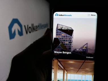Stuttgart, Almanya - 05-03-2025: Hollandalı Koninklijke VolkerWessels B.V. şirketinin web sitesi ile akıllı telefon sahibi kişi logo önünde ekranda. Telefon ekranının merkezine odaklan.