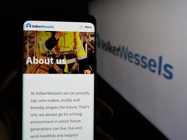 Stuttgart, Almanya - 05-03-2025: Hollandalı şirket Koninklijke VolkerWessels B.V. 'nin web sayfası olan cep telefonu logosu önünde ekranda. Telefon ekranının merkezine odaklan.