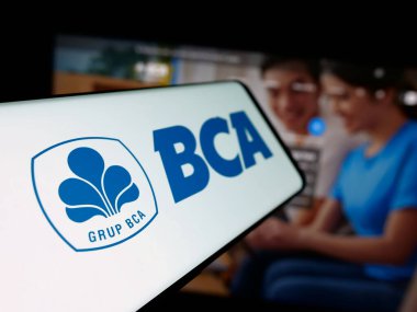 Stuttgart, Almanya - 05-03-2025: İnternet sitesi önünde PT Bank Central Asia Tbk (BCA) şirketinin logosuna sahip akıllı telefon. Telefon ekranının merkez soluna odaklan.