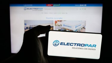 Stuttgart, Almanya - 05-03-2025: Paraguaylı perakende şirketi Electropar S.A. 'nın logosunun bulunduğu cep telefonu web sayfasının önünde duruyor. Telefon ekranına odaklan.