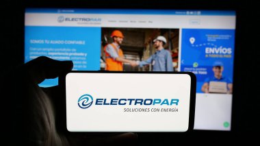 Stuttgart, Almanya - 05-03-2025: Paraguaylı perakende şirketi Electropar S.A. 'nın logosunun bulunduğu cep telefonu web sayfasının önünde ekranda. Telefon ekranına odaklan.