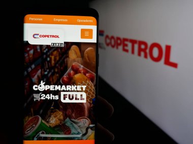 Stuttgart, Almanya - 05-03-2025: Paraguaylı petrol şirketi Copetrol S.A. 'nın web sitesi ile akıllı telefon sahibi kişi logonun önünde ekranda. Telefon ekranının merkezine odaklan.