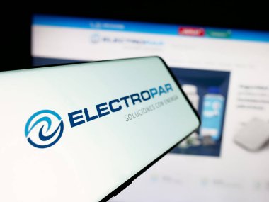 Stuttgart, Almanya - 05-03-2025: Paraguaylı perakende şirketi Electropar S.A. 'nın logosuna sahip akıllı telefon web sitesinin önünde ekranda. Telefon ekranının soluna odaklan.