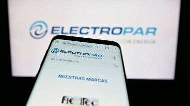 Stuttgart, Almanya - 05-03-2025: Paraguaylı perakende şirketi Electropar S.A. 'nın web sayfası logo önünde ekranda. Telefon ekranının sol üst kısmına odaklan.