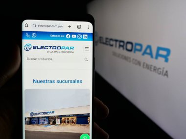 Stuttgart, Almanya - 05-03-2025: Paraguaylı perakende şirketi Electropar S.A. 'nın web sayfası olan cep telefonu logonun önünde ekranda. Telefon ekranının merkezine odaklan.