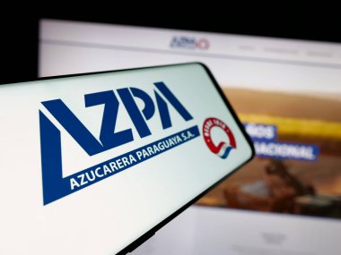 Stuttgart, Almanya - 05-03-2025: Web sitesi önünde Azucarera Paraguaya S.A. (AZPA) şirketinin logosuna sahip akıllı telefon. Telefon ekranının merkez soluna odaklan.