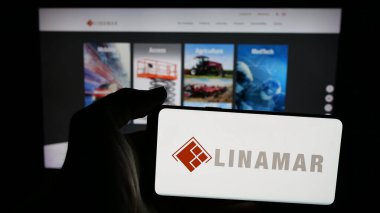Stuttgart, Almanya - 05-03-2025: Kanadalı Linamar Corporation şirketinin logosunun bulunduğu cep telefonu web sayfası önünde ekranda. Telefon ekranına odaklan.
