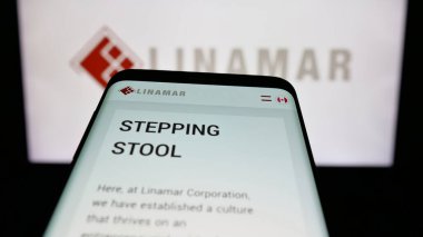 Stuttgart, Almanya - 05-03-2025: Kanadalı Linamar Corporation şirketinin web sayfası logo önünde ekranda. Telefon ekranının sol üst kısmına odaklan.