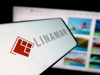 Stuttgart, Almanya - 05-03-2025: Kanadalı Linamar Corporation şirketinin logosuna sahip akıllı telefon web sitesinin önünde ekranda. Telefon ekranının soluna odaklan.