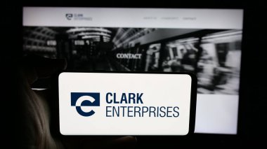 Stuttgart, Almanya - 05-03-2025: ABD 'li yatırım şirketi Clark Enterprises Inc.' in logosunun bulunduğu cep telefonu web sayfasının önünde ekranda. Telefon ekranına odaklan.