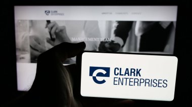 Stuttgart, Almanya - 05-03-2025: ABD 'li yatırım şirketi Clark Enterprises Inc.' in logosunun bulunduğu cep telefonu web sayfasının önünde ekranda. Telefon ekranına odaklan.