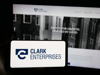 Stuttgart, Almanya - 05-03-2025: ABD 'li yatırım şirketi Clark Enterprises Inc.' in logosuna sahip kişi web sitesinin önünde ekranda. Telefon ekranına odaklan.