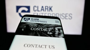 Stuttgart, Almanya - 05-03-2025: ABD 'li yatırım şirketi Clark Enterprises Inc.' in web sayfası logo önünde ekranda. Telefon ekranının sol üst kısmına odaklan.