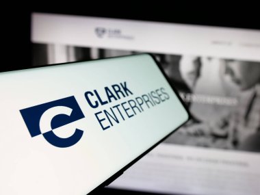 Stuttgart, Almanya - 05-03-2025: Web sitesi önünde ekranda ABD 'li yatırım şirketi Clark Enterprises Inc.' in logosuna sahip akıllı telefon. Telefon ekranının soluna odaklan.