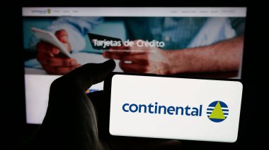 Stuttgart, Almanya - 05-03-2025: Paraguaylı bankacılık şirketi Banco Continental 'in logosunun bulunduğu cep telefonu web sayfası önünde ekranda. Telefon ekranına odaklan.