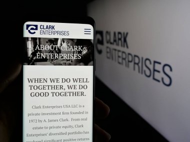 Stuttgart, Almanya - 05-03-2025: ABD 'li yatırım şirketi Clark Enterprises Inc.' in web sayfası olan cep telefonu logonun önünde ekranda. Telefon ekranının merkezine odaklan.