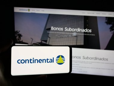 Stuttgart, Almanya - 05-03-2025: Paraguaylı bankacılık şirketi Banco Continental 'in logosunu elinde tutan kişi web sitesinin önünde ekranda. Telefon ekranına odaklan.