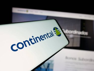 Stuttgart, Almanya - 05-03-2025: Paraguaylı bankacılık şirketi Banco Continental 'in logosuna sahip akıllı telefon web sitesinin önünde ekranda. Telefon ekranının merkez soluna odaklan.