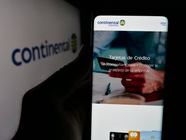 Stuttgart, Almanya - 05-03-2025: Paraguaylı bankacılık şirketi Banco Continental 'in web sitesi ile akıllı telefon sahibi kişi logonun önünde ekranda. Telefon ekranının merkezine odaklan.