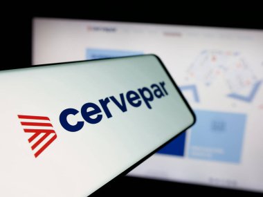 Stuttgart, Almanya - 05-03-2025: İnternet sitesi önünde Cerveceria Paraguaya S.A. (Cervepar) şirketinin logosuna sahip akıllı telefon. Telefon ekranının soluna odaklan.