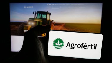 Stuttgart, Almanya - 05-03-2025: Paraguay gübre şirketi Agrofertil S.A. 'nın logosunun bulunduğu cep telefonu web sayfası önünde ekranda. Telefon ekranına odaklan.