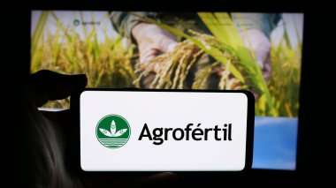 Stuttgart, Almanya - 05-03-2025: Paraguay gübre şirketi Agrofertil S.A. 'nın logosunun bulunduğu cep telefonu web sayfası önünde ekranda. Telefon ekranına odaklan.