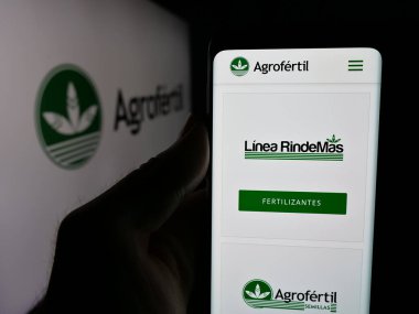 Stuttgart, Almanya - 05-03-2025: Paraguay gübre şirketi Agrofertil S.A. 'nın web sayfası olan cep telefonu logosu önünde ekranda. Telefon ekranının merkezine odaklan.