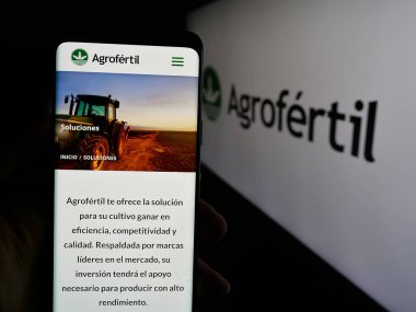 Stuttgart, Almanya - 05-03-2025: Paraguay gübre şirketi Agrofertil S.A. 'nın web sitesi ile akıllı telefon sahibi kişi logonun önünde ekranda. Telefon ekranının merkezine odaklan.