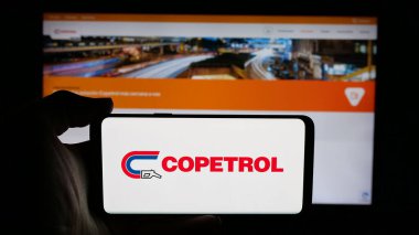 Stuttgart, Almanya - 05-03-2025: Paraguaylı petrol şirketi Copetrol S.A. 'nın logosunun bulunduğu cep telefonu web sayfası önünde ekranda. Telefon ekranına odaklan.