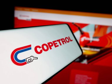 Stuttgart, Almanya - 05-03-2025: Paraguaylı petrol şirketi Copetrol S.A. 'nın logolu akıllı telefon web sitesinin önünde ekranda. Telefon ekranının merkez soluna odaklan.