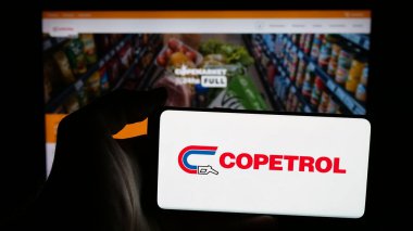 Stuttgart, Almanya - 05-03-2025: Paraguaylı petrol şirketi Copetrol S.A. 'nın logosunun bulunduğu cep telefonu web sayfası önünde ekranda. Telefon ekranına odaklan.
