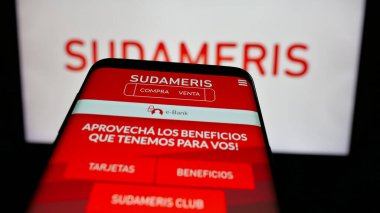Stuttgart, Almanya - 05-04-2025: Paraguaylı finans şirketi Sudameris Bank 'ın web sayfası logo önünde ekranda. Telefon ekranının sol üst kısmına odaklan.