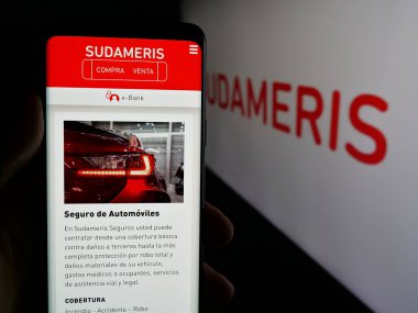 Stuttgart, Almanya - 05-04-2025: Paraguaylı finans şirketi Sudameris Bank 'ın web sayfası olan cep telefonu logonun önünde ekranda. Telefon ekranının merkezine odaklan.