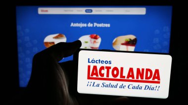 Stuttgart, Almanya - 05-04-2025: Paraguay süt ürünleri şirketi Lactolanda 'nın logosunun bulunduğu cep telefonu web sayfasının önünde duruyor. Telefon ekranına odaklan.