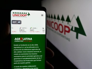 Stuttgart, Almanya - 05-04-2025: Logonun önünde Union Agricola de Cooperativas (UNICOP) web sayfası bulunan kişi. Telefon ekranının merkezine odaklan.
