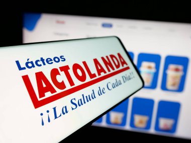 Stuttgart, Almanya - 05-04-2025: Paraguay süt ürünleri şirketi Lactolanda 'nın logosuna sahip akıllı telefon web sitesinin önünde ekranda. Telefon ekranının merkez soluna odaklan.