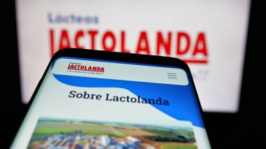 Stuttgart, Almanya - 05-04-2025: Paraguaylı süt şirketi Lactolanda 'nın web sayfası logonun önünde. Telefon ekranının sol üst kısmına odaklan.