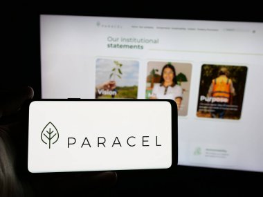 Stuttgart, Almanya - 05-04-2025: Posta ve kağıt şirketi Paracel S.A. logosu olan akıllı telefon sahibi kişi web sitesinin önünde ekranda. Telefon ekranına odaklan.
