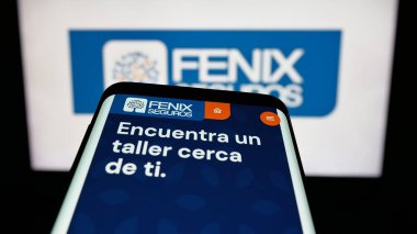 Stuttgart, Almanya - 05-04-2025: Paraguaylı sigorta şirketi Fenix Seguros 'un web sayfası logo önünde ekranda. Telefon ekranının sol üst kısmına odaklan.