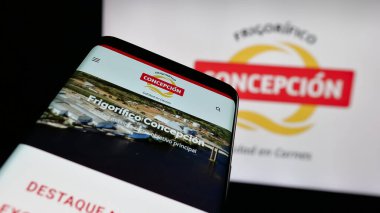 Stuttgart, Almanya - 05-04-2025: Et şirketi Frigorifico Concepcion S.A. 'nın web sayfası logo önünde ekranda. Telefon ekranının sol üst kısmına odaklan.