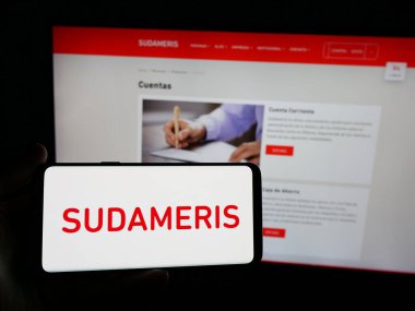 Stuttgart, Almanya - 05-04-2025: Paraguaylı finans şirketi Sudameris Bank 'ın logosunu elinde tutan kişi web sitesinin önünde ekranda. Telefon ekranına odaklan.