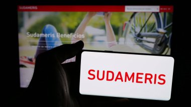 Stuttgart, Almanya - 05-04-2025: Paraguaylı finans şirketi Sudameris Bank 'ın logosunun bulunduğu cep telefonu web sayfasının önünde duruyor. Telefon ekranına odaklan.