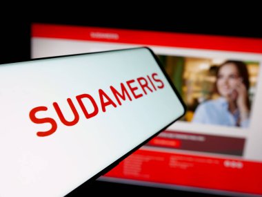 Stuttgart, Almanya - 05-04-2025: Paraguaylı finans şirketi Sudameris Bank 'ın logosuna sahip akıllı telefon web sitesinin önünde ekranda. Telefon ekranının merkez soluna odaklan.