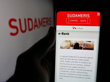 Stuttgart, Almanya - 05-04-2025: Paraguaylı finans şirketi Sudameris Bank 'ın web sitesi ile akıllı telefon sahibi kişi logonun önünde ekranda. Telefon ekranının merkezine odaklan.