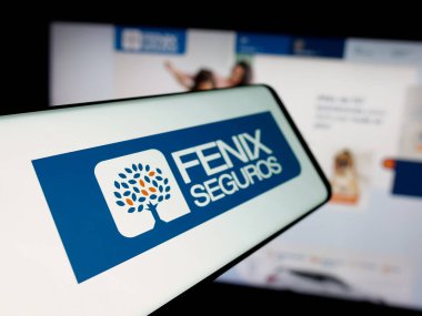 Stuttgart, Almanya - 05-04-2025: Paraguay sigorta şirketi Fenix Seguros 'un logosuna sahip akıllı telefon web sitesinin önünde ekranda. Telefon ekranının merkez soluna odaklan.